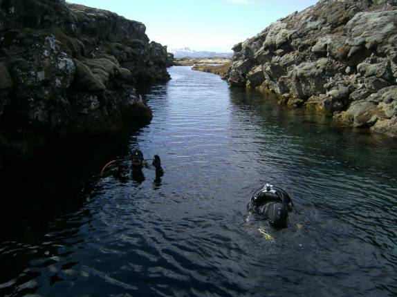 Início de mergulho na Silfur Hellir, a fenda que divide a Europa da América, no Parque Nacional Thingvellir, na Islândia